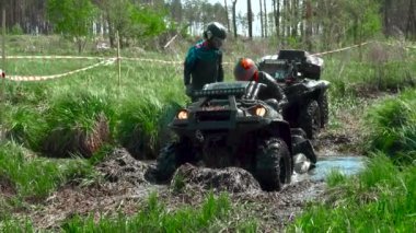 bir Atv yarış takım bataklık ile