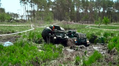 bir Atv yarış takım bataklık ile
