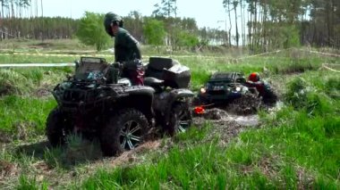 bir Atv yarış takım bataklık ile