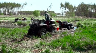 bir Atv yarış takım bataklık ile