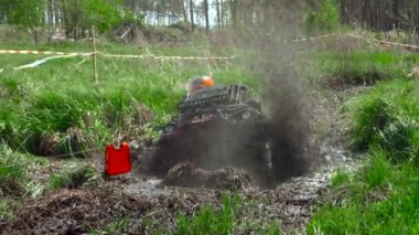bir Atv yarış takım bataklık ile