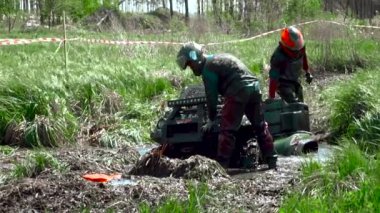 bir Atv yarış takım bataklık ile