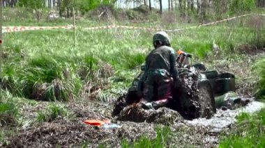 bir Atv yarış takım bataklık ile