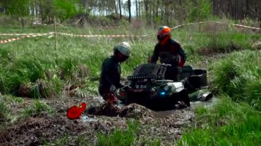bir Atv yarış takım bataklık ile