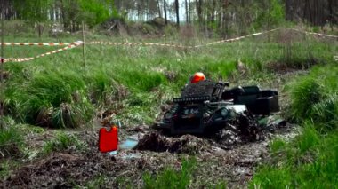 bir Atv yarış takım bataklık ile