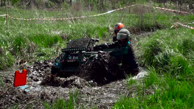 bir Atv yarış takım bataklık ile