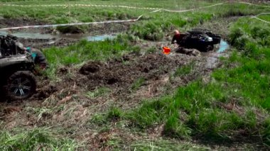 bir Atv yarış takım bataklık ile