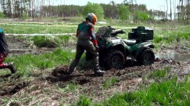 bir Atv yarış takım bataklık ile