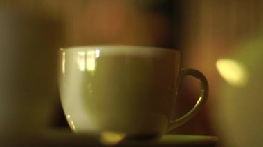 Cafe tabloda çay ile beyaz fincan