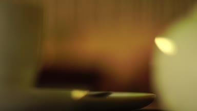 Cafe tabloda çay ile beyaz fincan