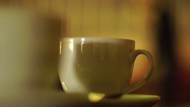 Cafe tabloda çay ile beyaz fincan
