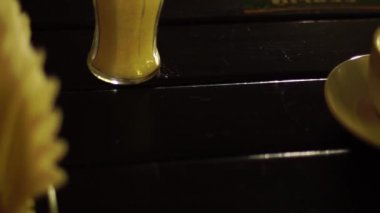 Cafe tabloda çay ile beyaz fincan