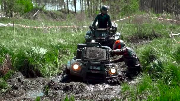 Equipo Carrera Través Del Pantano Atv — Vídeo de stock