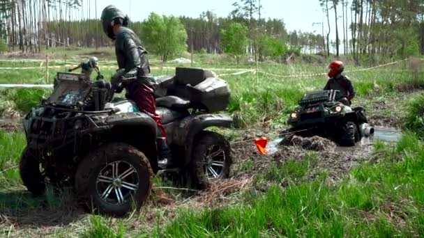 Equipo Carrera Través Del Pantano Atv — Vídeos de Stock