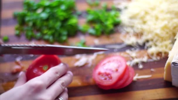 Chica Corta Verduras Cocina — Vídeo de stock