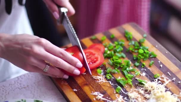 Kız Sebze Mutfakta Keser — Stok video