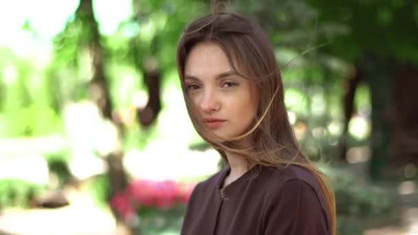 Sevimli Genç Kız Parkta Portresi — Stok video