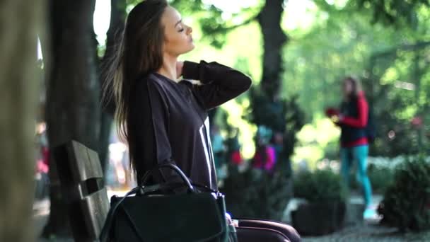 Mignonne Jeune Fille Assise Sur Banc Dans Parc — Video