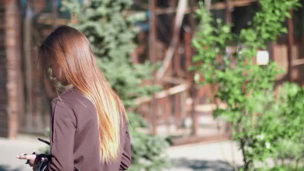 Ritratto Affascinante Ragazza Nel Parco — Video Stock