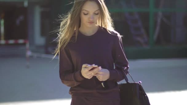 Retrato Una Joven Encantadora Parque — Vídeo de stock