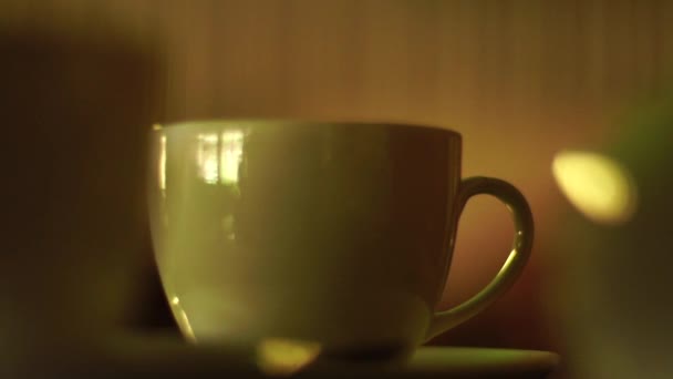 Vit kopp med te på ett bord i Cafe — Stockvideo