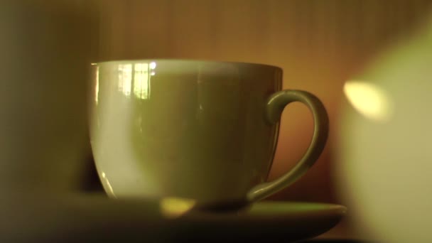 Tazza bianca con tè su un tavolo al Cafe — Video Stock