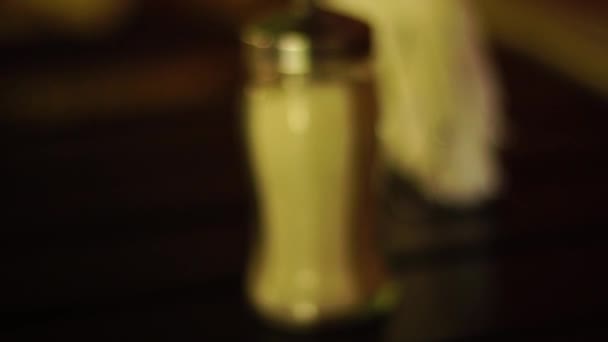 Taza blanca con té en una mesa en el Café — Vídeos de Stock