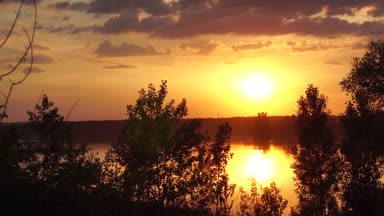 güzel bir gün batımı Timelapse Nehri üzerinde