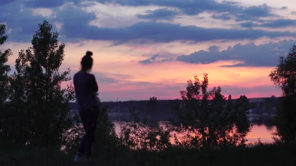 Timelapse de una hermosa puesta de sol en el río — Vídeos de Stock