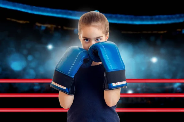 Küçük Spor Kız Boks Ringde Dövüş Için Hazır — Stok fotoğraf