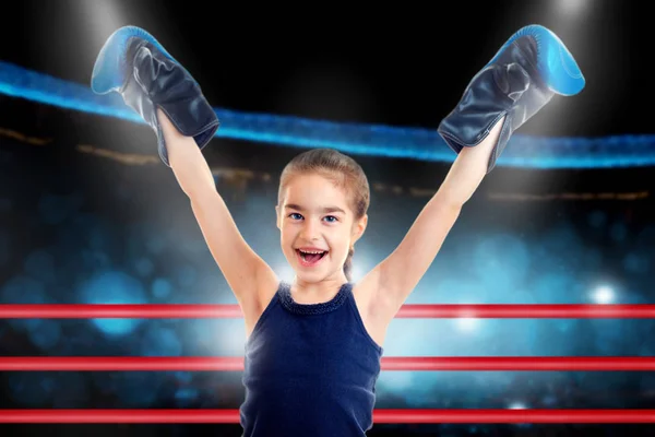 小さな女の子がリングでボクシング戦いに勝つ — ストック写真