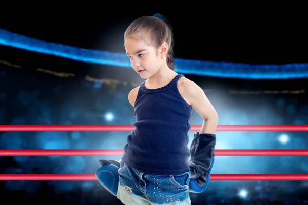 戒指上戴蓝色拳击手套的小女孩 — 图库照片
