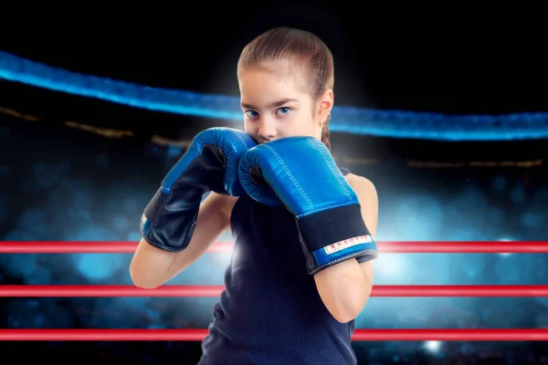 Linda Niña Con Ojos Azules Anillo Boxeo Firghts — Foto de Stock