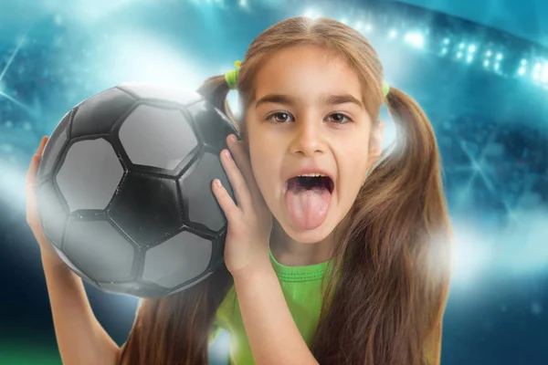 Retrato Una Niña Divertida Con Una Pelota Fútbol Muestra Tonque — Foto de Stock