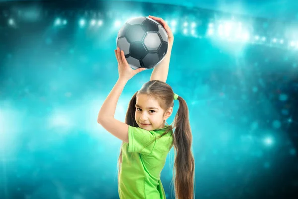 Retrato Una Niña Sonríe Cámara Con Pelota Fútbol Sus Manos — Foto de Stock