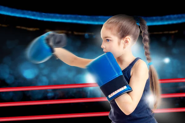 Linda Niña Golpeando Guantes Boxeo Ring —  Fotos de Stock