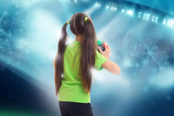 Klein Meisje Groene Shirt Met Voetbal Handen Voetbalstadion — Stockfoto