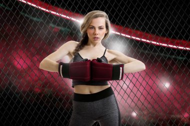 Ciddi genç sarışın mma savaşçı kafes, kırmızı eldiven