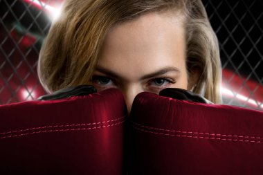 güzel sarışın kadın mma savaşçı kafesin içine portresi kapatın
