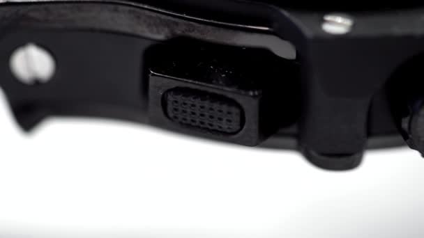 Knoppen op een zwart horloge-closeup — Stockvideo