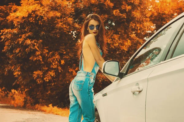 Joven Chica Morena Atractiva Posando Cerca Coche Blanco Otoño — Foto de Stock