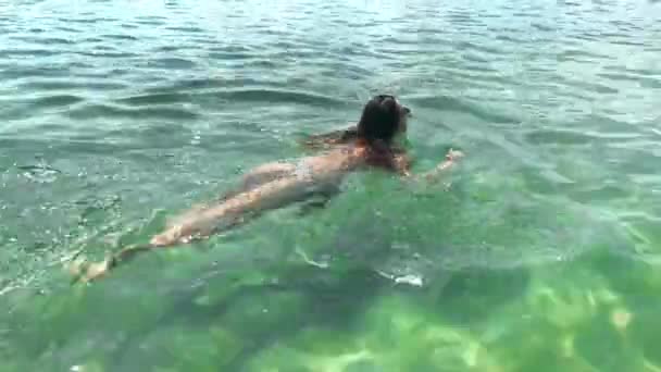 Slim chica joven nadar en el mar — Vídeo de stock