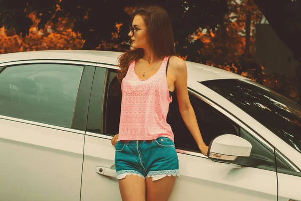 Slender Fashionable Brunette Pink Shirt Shorts Standing Car Looks Away — Stock Photo, Image