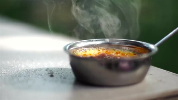Вкусный французский десертный крем-брюле — стоковое видео