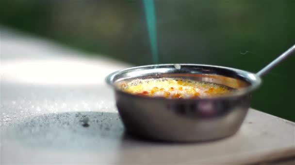 Köstliches französisches Dessert Sahne brulee — Stockvideo