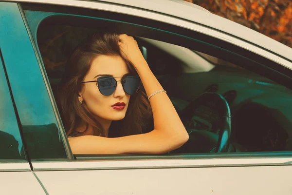 Close Portrait Girl Glasses Car Autumn Time — Stock Photo, Image