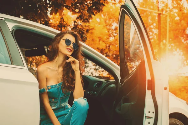 Glada Damen Med Silicon Bröst Jeans Övergripande Sitter Vit Bil — Stockfoto