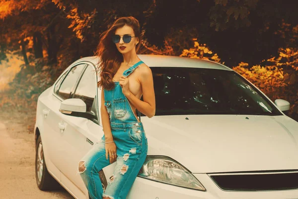 Jóvenes Hermosas Mujeres Gafas Sol Sienta Coche Blanco Otoño — Foto de Stock