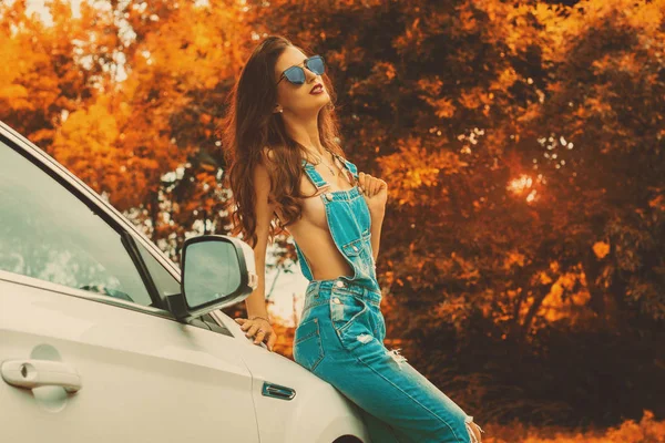 Gorąca Brunetka Kombinezon Dżinsy Niebieski Okulary Siedzi Biały Samochód Czasie — Zdjęcie stockowe