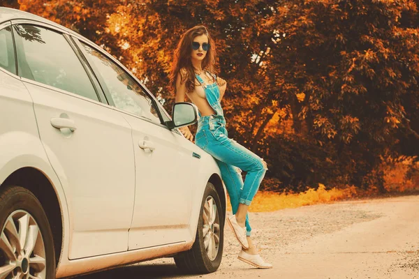 Seksowna Młoda Brunetka Dżinsy Ogólnej Stans Biały Samochód Czasie Jesieni — Zdjęcie stockowe